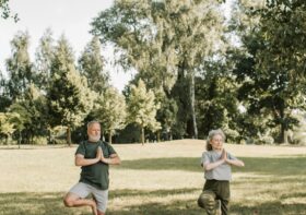 Einführung in Yoga für Paare – Erfahren Sie, wie Yoga eine tiefere Verbindung zwischen Partnern schaffen kann